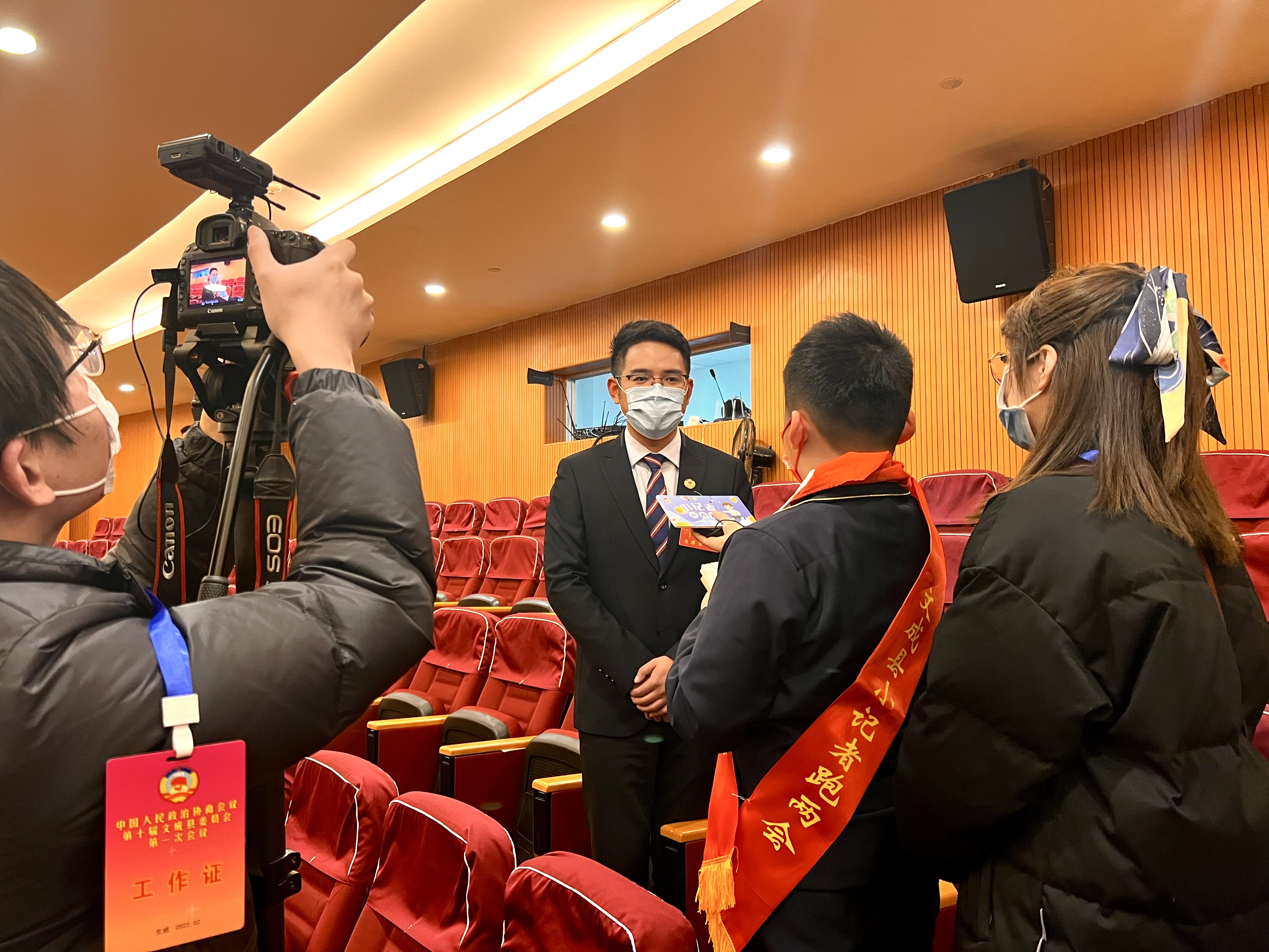“小記者跑兩會” 近距離對話政協委員