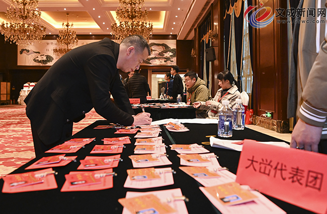 200多名人大代表向縣十七屆人大二次會議報到